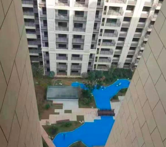 长沙北辰中央公园小区塑胶人工湖惹争议 开发商:是景观