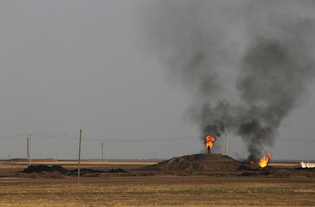 美国财路被斩断，叙军战机凌晨空袭：炸毁库尔德运油车队