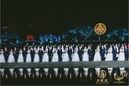 见证100对新人和美爱情  第22届五粮液玫瑰婚典“醉”杭州