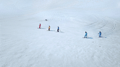 滑雪作画助力北京冬奥 青岛啤酒携手冬奥会冠军杨扬滑出巨型“雪地宣言”