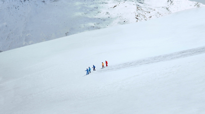 滑雪作画助力北京冬奥 青岛啤酒携手冬奥会冠军杨扬滑出巨型“雪地宣言”