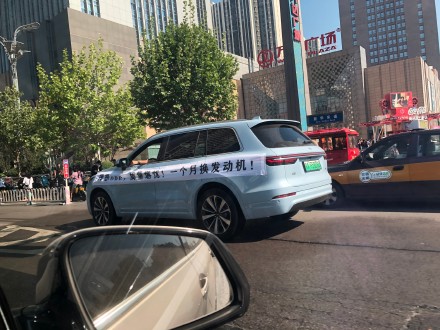 变相割“韭菜”？理想ONE新车发布 老车主上路维权要求“退一赔三”