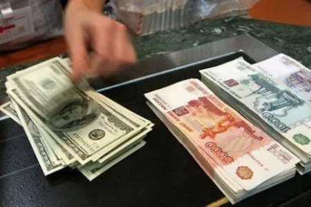 俄罗斯央行决定干预外汇市场，美元兑俄罗斯卢布涨幅缩小至7%
