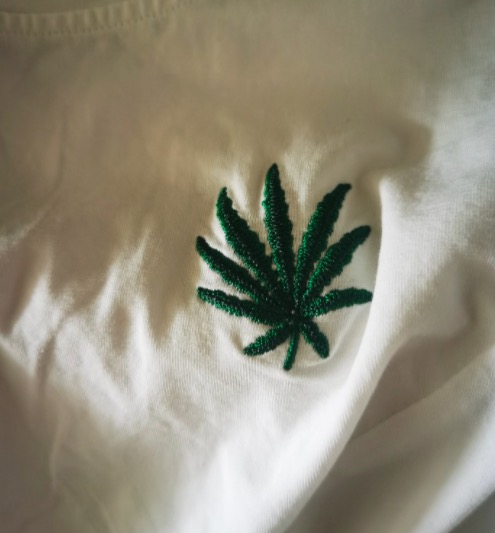 唯品会所售T恤图案被指疑似大麻叶，回应：系拉夏贝尔提供，已下架