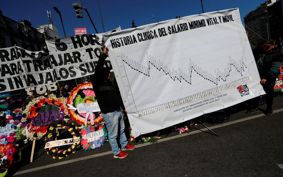 为工资举办葬礼？阿根廷通胀率到年底恐升至90%